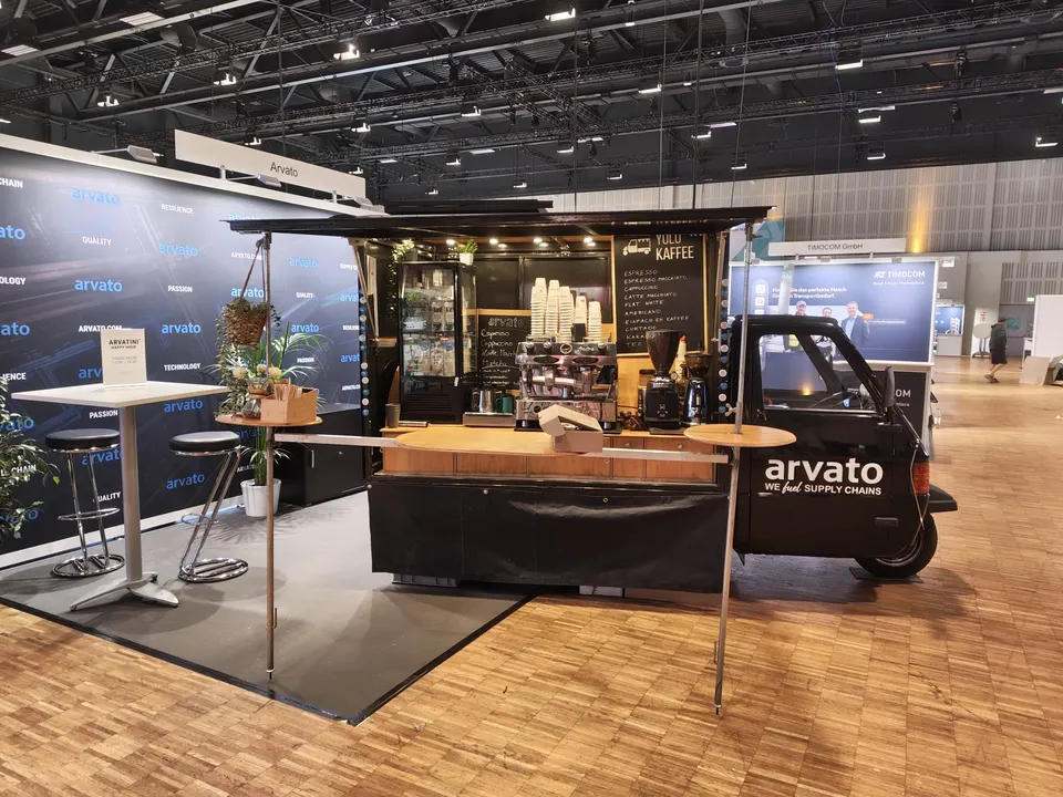 Piaggio Ape als Kaffeebar am Ausstellerstand in der Ausstellungshalle