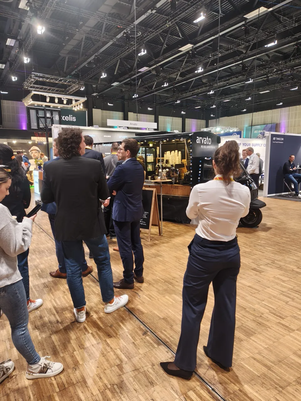Messegäste im Gespräch vor unserer mobilen Kaffeebar
