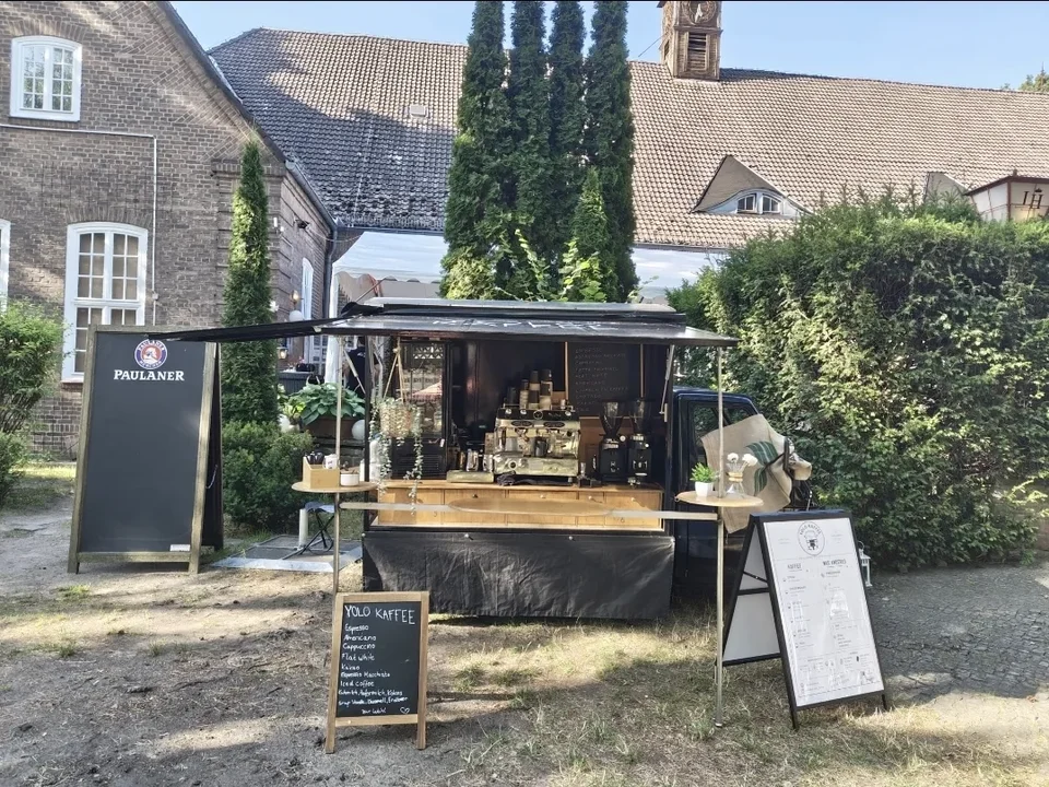 Ape im Innenhof