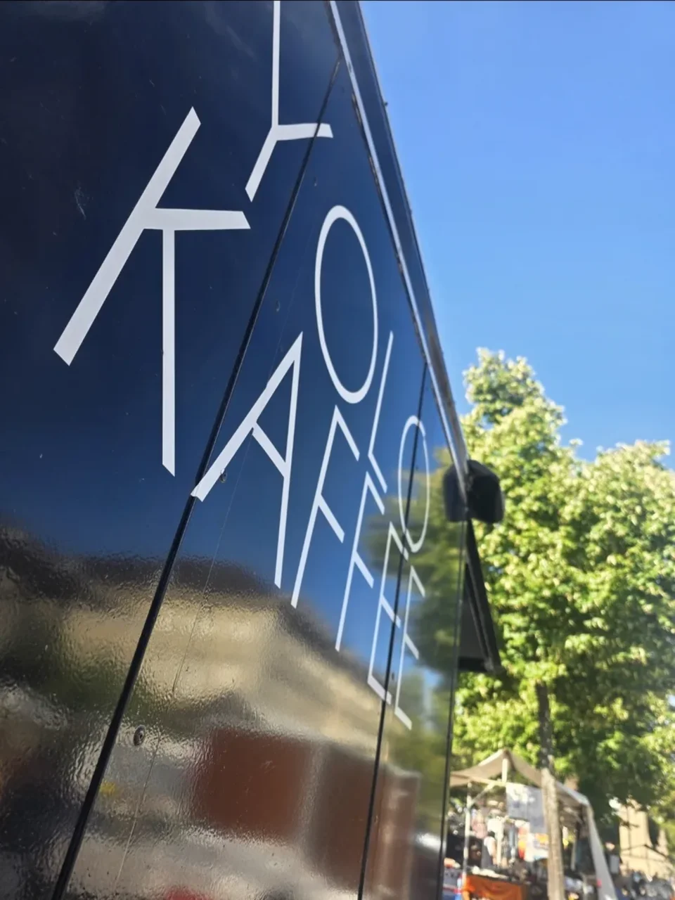 Ape mit Logo im Sommer